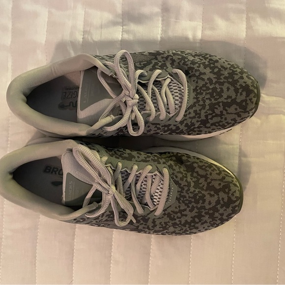 Brooks Tennis Shoes - Picture 2 of 5